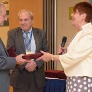 Dr. Kovács Árpád átveszi a Jubileumi díjat 